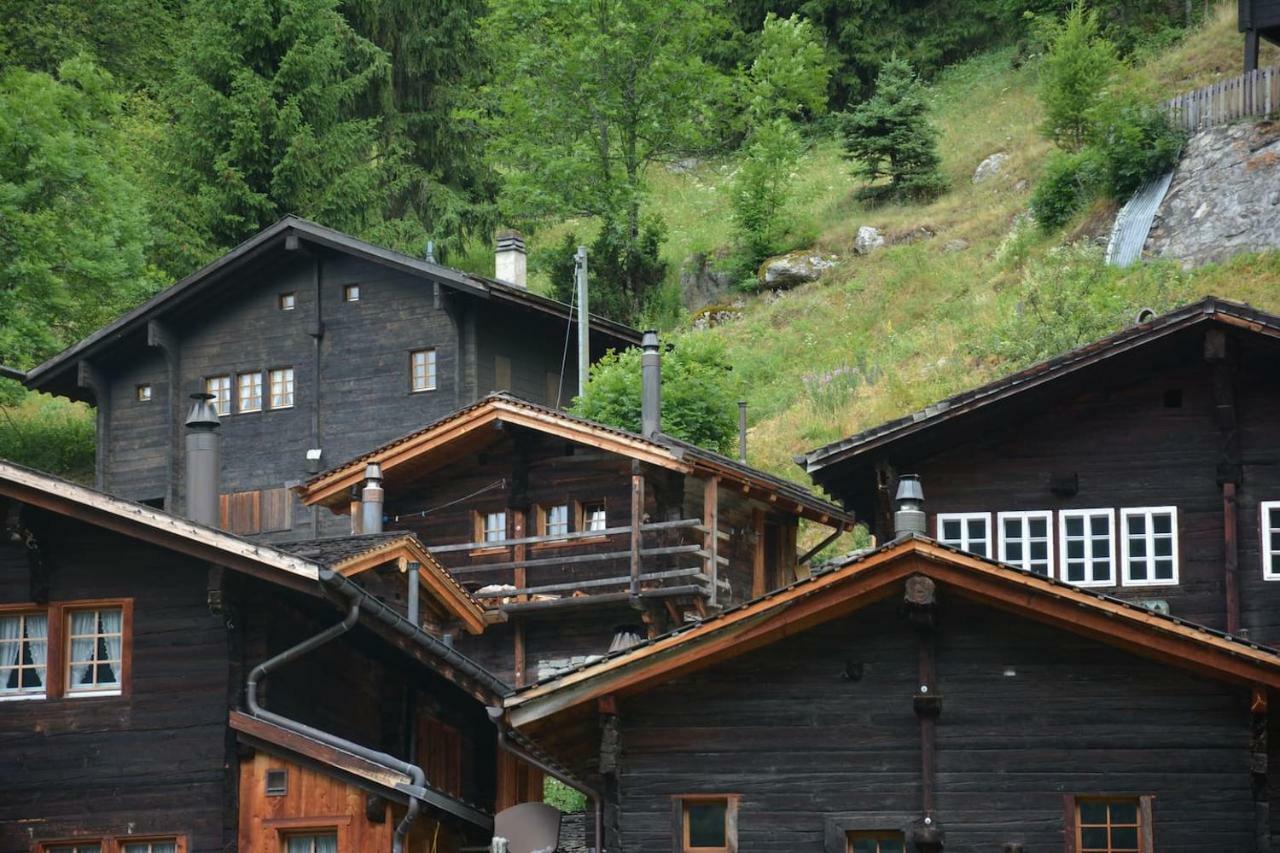 Denkmalgeschuetzter Spycher Total Renoviert Goms Exterior foto